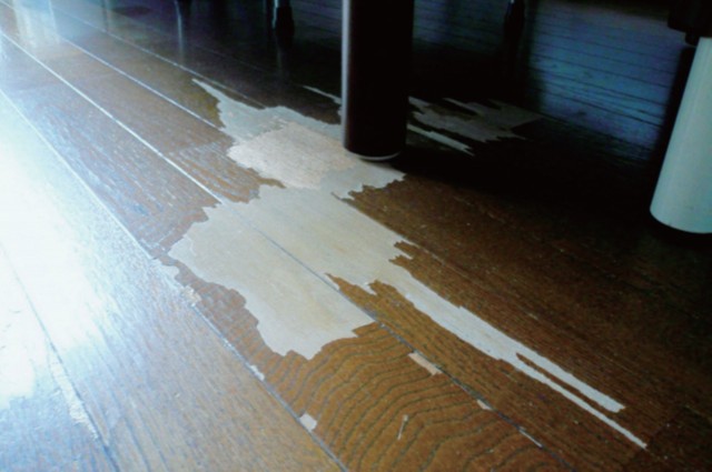 劣化した床材